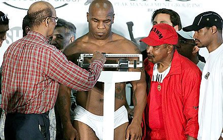 Mike Tyson 105 kilogrammal mért be