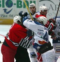 Adok-kapokból természetesen nem volt hiány, bunyóban döntetlennel zártak a felek, a meccset viszont a Volán nyerte (Fotó: Danis Barna)