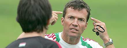 Lothar Matthäus átéléssel magyarázta az edzésen Illés Bélának, hogy milyen hozzáállást vár a válogatottól (Fotó: Németh Ferenc)