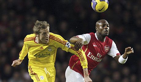 Peter Crouch (balra) és a Liverepool csak loholt William Gallas és az Arsenal nyomában. A londoniak francia védôje fejjel szerezte az ágyúsok harmadik gólját