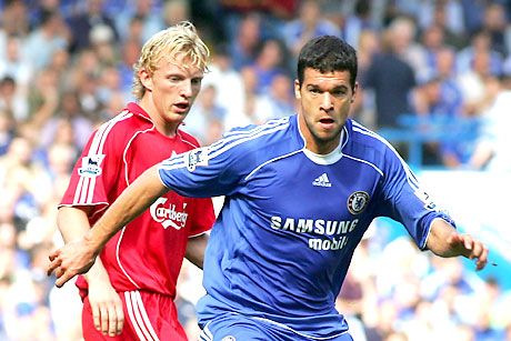 Michael Ballack sértôdötten üzenget volt klubjának, a Bayern Münchennek, az angol sajtóval is hadilábon áll, és a Chelsea-nél is csak egy szürke légiós a sok közül