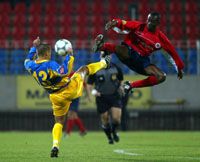 Szereptévesztés: a fehérvári Onyeabor Monye (jobbra fent) keveri a futballt a karatéval (Fotó: Danis Barna)