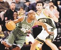 Seattle-ben is borult a papírforma: a Gary Payton (a labdával) húzta Boston legyôzte a listavezetôt