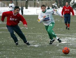 A sérülésébôl lábadozó Gera Zoltánnak (jobbra) futnia már szabad, a labdát viszont egyelôre csupán tisztes távolból figyelheti