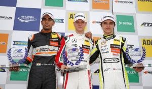 Mick Schumacher (középen) a legjobb újoncnak járó elismeréssel Forrás: f1-vilag.hu