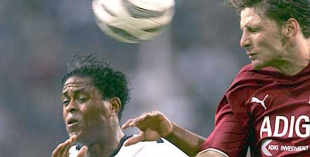 Patrick Kluivert (balra) a több új szerzemény egyikeként sokat tehet a Valencia elôrelépéséért (Fotó: Imago)