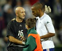 Barthez (balra) elégedetten gratulálhatott Henrynak