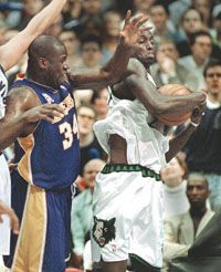 A legnagyobb érdeklôdéssel várt párharcot a Lakers (balra Shaquille O&#8217;Neal) és a Minnesota (jobbra Kevin Garnett) vívja majd