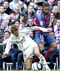 Szupersztárból volt elég a Bernabéuban: ezúttal David Beckham (balra), nem pedig Ronaldinho örülhetett