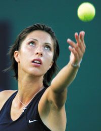 A Roland Garros-bajnok Anasztaszija Miszkina (képünkön) 2:5-rôl fordított a döntô játszmában, és végül kilenc meccslabdát hárítva verte meg Vera Zvonarjevát