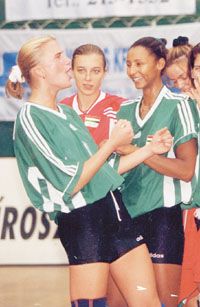 Pillanatkép a spanyolok elleni, 1999-ben lejátszott olimpiai elôselejtezô után: a gyôzelemnek örvendô Czakó és Dambendzet között Vojth