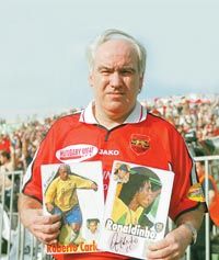 A szenvedélyes gyûjtô legfrissebb ereklyéi: két brazil mûvész aláírása (Fotó: M. Németh Péter)