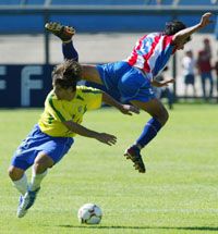 Diego (balra) és a többi, szupertehetségesnek tartott brazil tinifutballista nem bírt a paraguayiak kôkemény védelmével