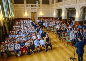 Cser-Palkovics András polgármester beszédét hallgatják a kis hokisok
