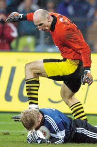 Koller (fent) hiába igazolta, hogy tud úgy védeni, mint Kahn, a Dortmund kikapott