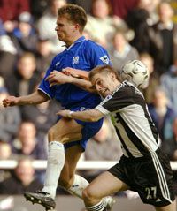 Woodgate (jobbra) gyôzelemmel mutatkozott be új csapatában, a Newcastle-ban (Fotó: Reuters/Ian Hodgson)