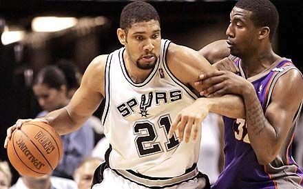 A mezônyben kiváló Tim Duncan (balra) kiválóan büntetôzött (15/15) is