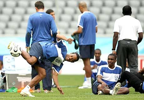 Csupa móka az élet a brazilok edzôtáborában, Ronaldinho elképesztô trükkökkel szórakoztatja a társakat