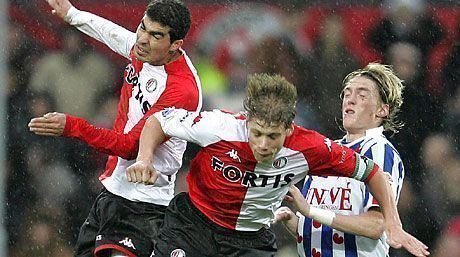 A Feyenoord két játékosa, Karim Saidi (balra) és Theo Lucius a túlerô ellenére sem nagyon fér a labdához