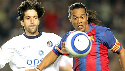 Ronaldinho (jobbra) remek szabadrúgással, majd pazar gólpasszal járult hozzá a listavezetô Barcelona sima hazai gyôzelméhez