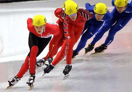 Knoch Viktor (balra) remek korcsolyázással jutott be a középdöntôbe 1500 méteren