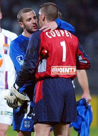 Maurice (balra) gólt lôtt Coupet-nak, a lyoni kapusnak, de ettôl még szent a béke (Fotó: Afp)