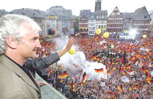 Rudi Völler bizakodva tekinthet a jövôbe &#8211; pillanatnyilag egész Németország mögötte áll, és reménykedik a 2006-os diadalban
