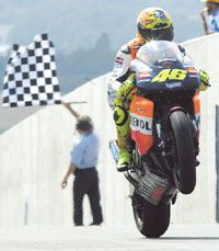 A címvédô Valentino Rossi az idei tizedik futamon a kilencedik gyôzelmét arathatja