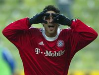Claudio Pizarro szerint a mezôny legfeljebb csak távcsôvel tudja figyelni az élen száguldó Bayern Münchent (Fotó: Reuters/Michael Dalder)
