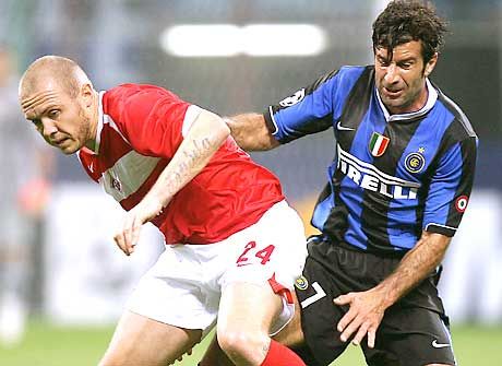 Harcos játékával a portugál középpályás, Luis Figo (jobbra) is kivette a részét az Inter gyôzelmébôl