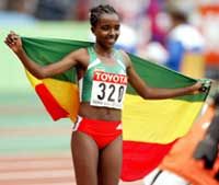 Tirunesh Dibaba joggal ünnepelhetett Bostonban. A nem egészen 20 esztendôs etióp elképesztô hajrájának köszönheti 5000 méteres fedett pályás világcsúcsát