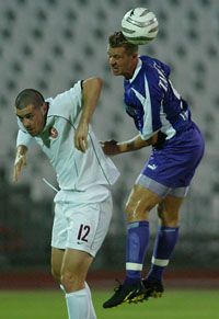 Az erôteljesen futballozó Tamási Zsolt (jobbra) mellett a genfiek csatára, Eric Hassli szárnyaszegetten adta fel a légi csatát a Puskás-stadionban megrendezett összecsapáson (Fotó: Mirkó István)