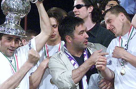 Kovács Péter (középen) nem ismeretlen az újpesti labdarúgók körében: az üzletember 2002-ben együtt ünnepelte a kupagyôzelmet a csapattal (Fotó: Német Ferenc)