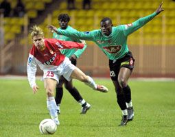 Jerome Rothen (balra), a Monaco játékmestere újabb remek átadásokkal bizonyította, hogy jelenleg ô a liga legjobb elôkészítôje (Fotó: Afp)