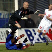 Az 1995 után ismét az Olympique Marseille kapuját védô Fabien Barthez különösen a tizenegyespárbajban alkotott maradandót