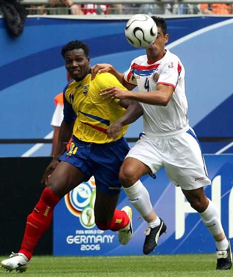 Ha az ecuadori csatár, Carlos Tenorio belelendült, hogy megszerezze a labdát, akkor a Costa Rica-i hátvéd, Michael Umana (4) elveszítette a fejét