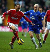 Thomas Gravesen (jobbra) és Danny Murphy klubja egyaránt adakozik a természeti katasztrófa túlélôinek. A kopasz dán futballista csapata, az Everton segélyalapot is létrehozott az ügy érdekében