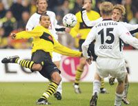 Marcio Amoroso és társai hiába próbálkoztak, a Dortmund csak ikszelt a Bielefelddel, így már öt pont a hátránya a Bayern mögött (Fotó: Reuters/Ina Fassbender)