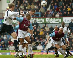 Baros (középen) fejjel szerzett vezetést a Liverpoolnak a West Ham otthonában (Fotó: Reuters/Toby Melville)