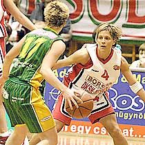 Englert Orsolya (4) és társai hiába védekeztek elszántan, a hajrában a Bronislava Borovicková (17) irányította soproni csapat szerezte meg a győzelmet
