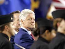 Bill Clinton, volt amerikai elnök nem maradhatott ki a meccs előtti ceremóniából sem