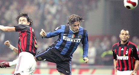 Hernán Crespo (kék-feketében) fejjel szerezte meg az Inter vezetô gólját