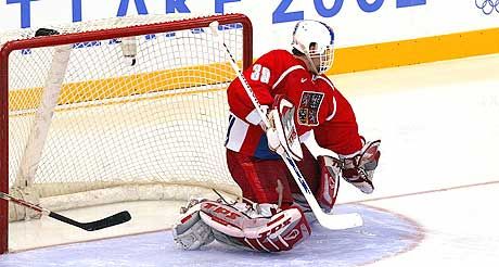 Dominík Hasek egyesek szerint úgy verdes a karjaival, mint a sebzett lepke ? a lényeg azonban, hogy a korong rendre elakad benne