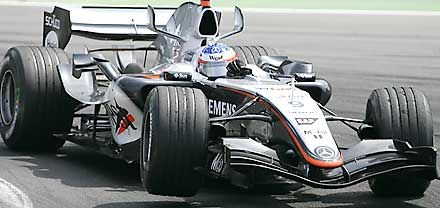 Kimi Räikkönen most is uralta a versenyt, egészen addig, amíg a fém és a gumi kibírta