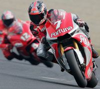 A Ducati felé kacsingató, de egyelôre Yamahát nyergelô Carlos Checa 35 nagydíjat böjtölt végig, hogy ismét az elsô rajtkockából indulhasson