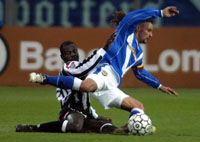 Roberto Baggio (jobbra) csak ezúttal került a földre, a mérkôzés végén ô és a Brescia kerekedett egykori csapata, a Juventus fölé (Fotó: Reuters/Claudio Papi)