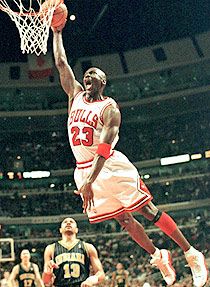 Michael Jordannek aligha lehetne hat bajnoki aranygy&#251;r&#251;je, ha a Bulls nem alkalmazza Tex Winter forradalmi találmányát, a &#8222;háromszög-támadást&#8221;