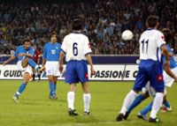 Alessandro Del Piero (balra) ezen lövését követôen született meg az olasz válogatott egyenlítô gólja a nápolyi összecsapáson