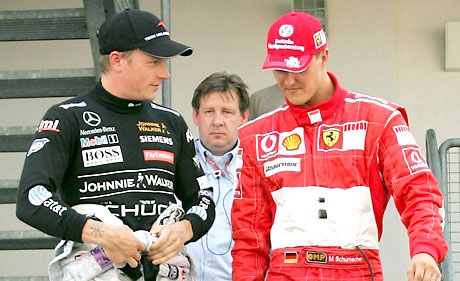 Michael Schumacher (jobbra) cseppet sem irigykedett Kimi Räikkönenre, pedig a finn elvette tôle a pole-t