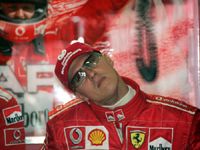 Michael Schumacher a pályán tartózkodott a nyaktörő mutatványoktól (fotó: Reuters)